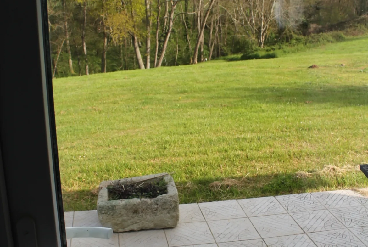 Urçay - Maison récemment rénovée sur 4000 m2 de terrain au bord d'un petit ruisseau. 