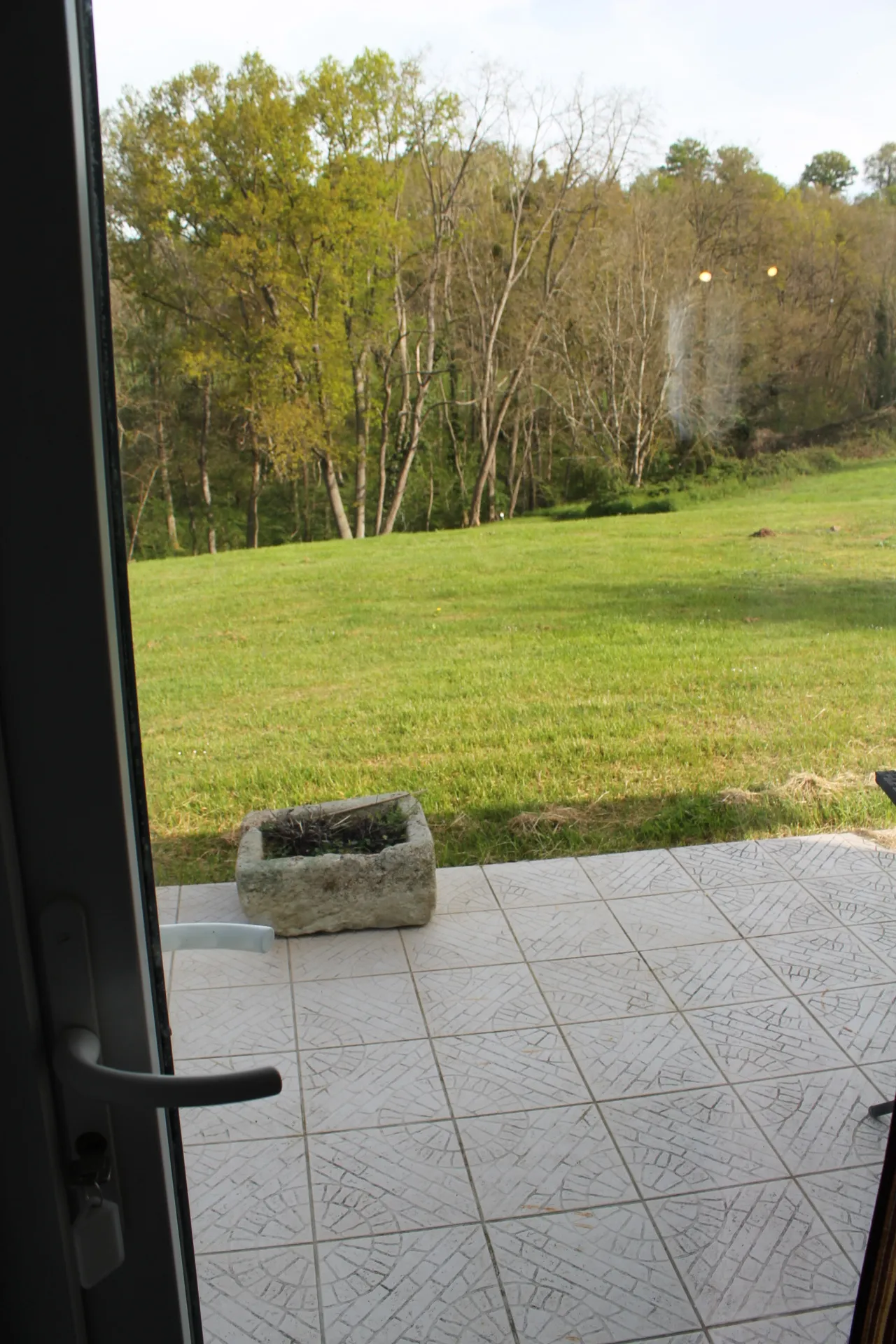 Urçay - Maison récemment rénovée sur 4000 m2 de terrain au bord d'un petit ruisseau. 