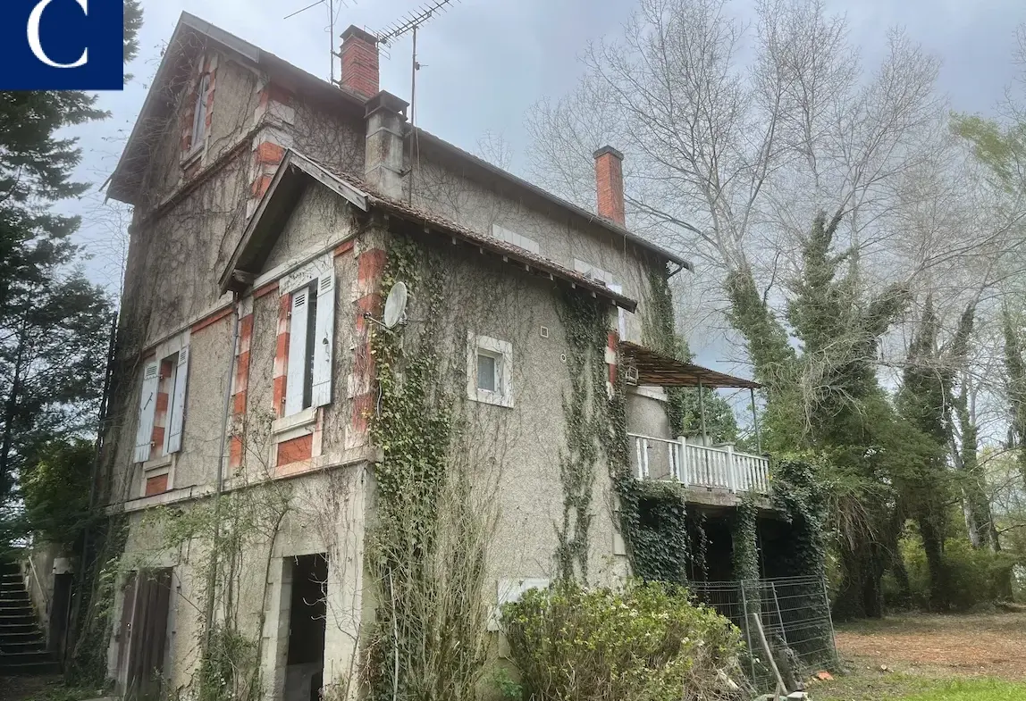 Cachet architectural ! Maison en bord de rivière à vendre à Razac sur l isle 