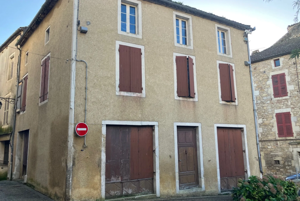 Ancienne maison de bourg en pierre à restaurer, aménageable sur 3 niveaux 