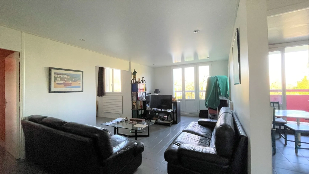 4-Room Apartment with Balcony in Palaiseau