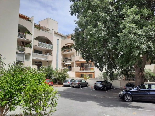Appartement 2 chambres avec terrasse et parking à Nîmes
