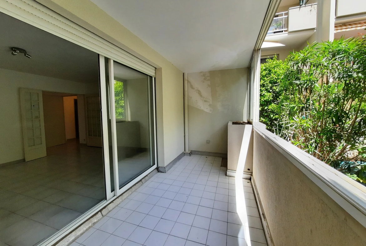 Appartement 2 chambres avec terrasse et parking à Nîmes 