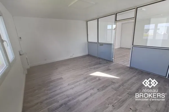 Bureaux Rénovés avec Excellente Visibilité à Gainneville