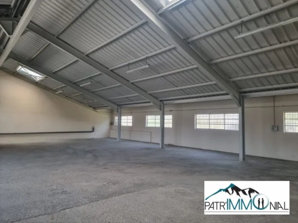 Local commercial de 313 m² à Poisy avec bonne visibilité