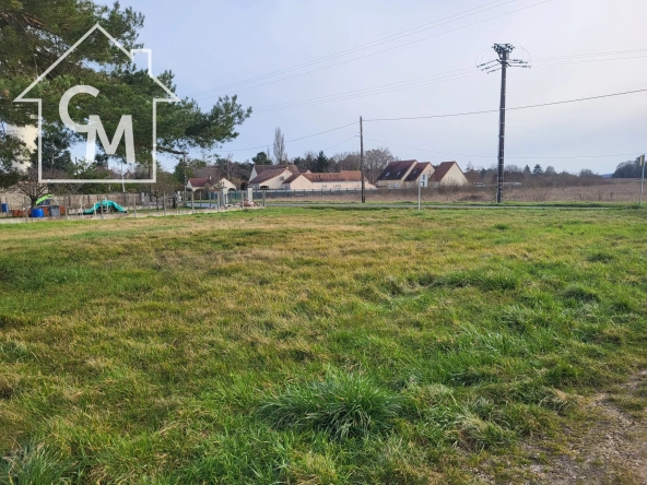 Terrain constructible à Cormeray de 675 m2 