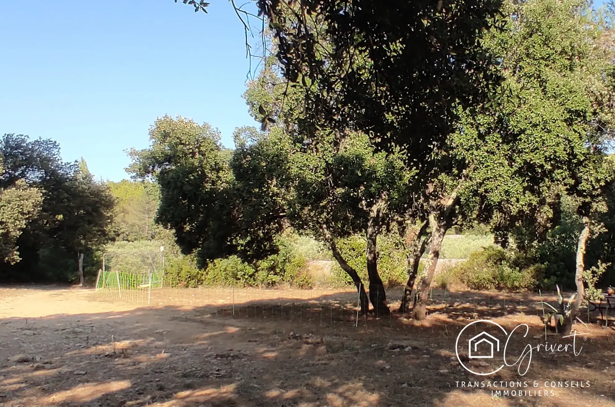 Terrain de loisirs en garrigue, gîte insolite à Milhaud 30540 