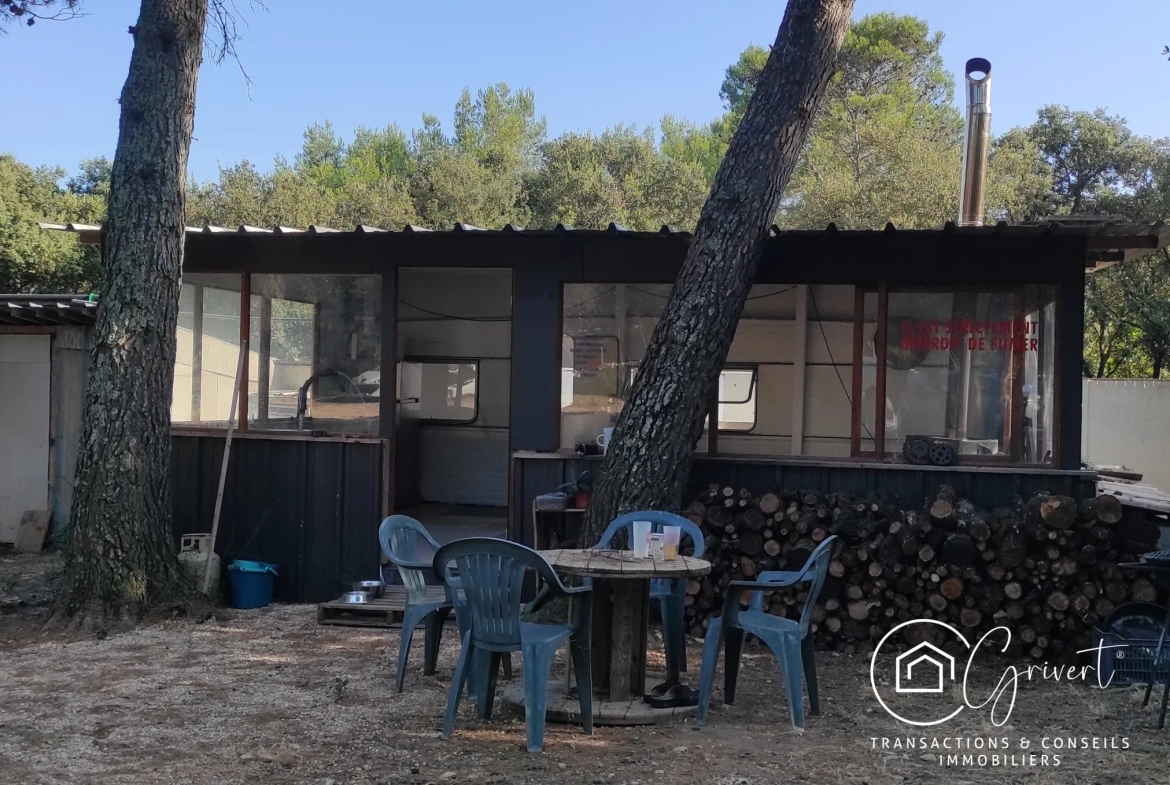 Terrain de loisirs en garrigue, gîte insolite à Milhaud 30540 