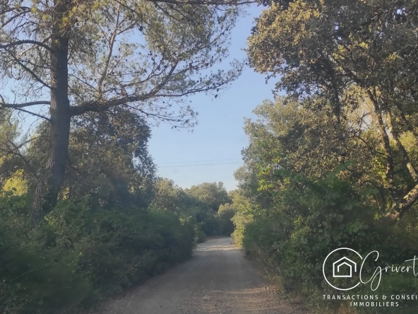 Terrain de loisirs en garrigue, gîte insolite à Milhaud 30540 