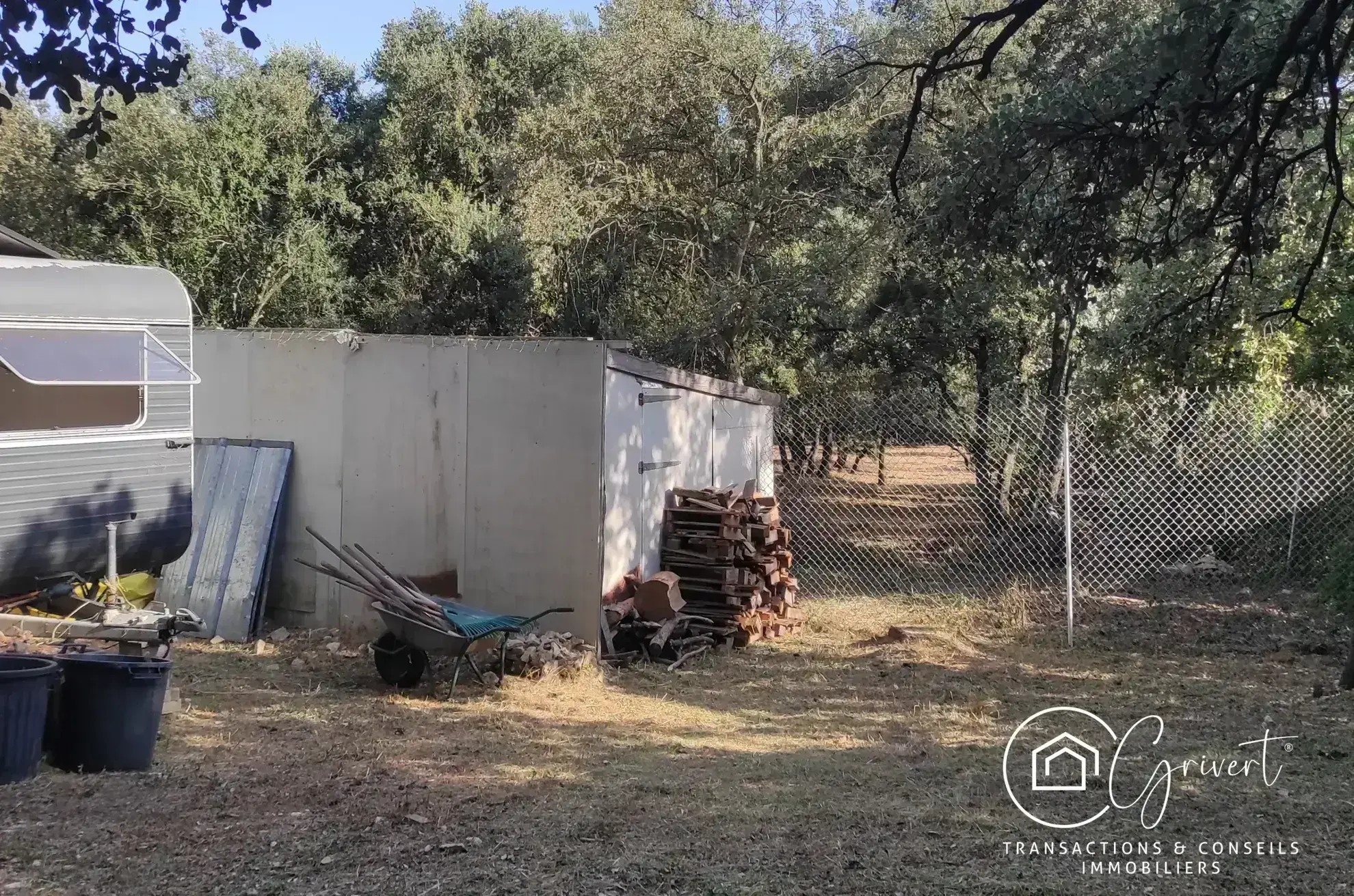 Terrain de loisirs en garrigue, gîte insolite à Milhaud 30540 