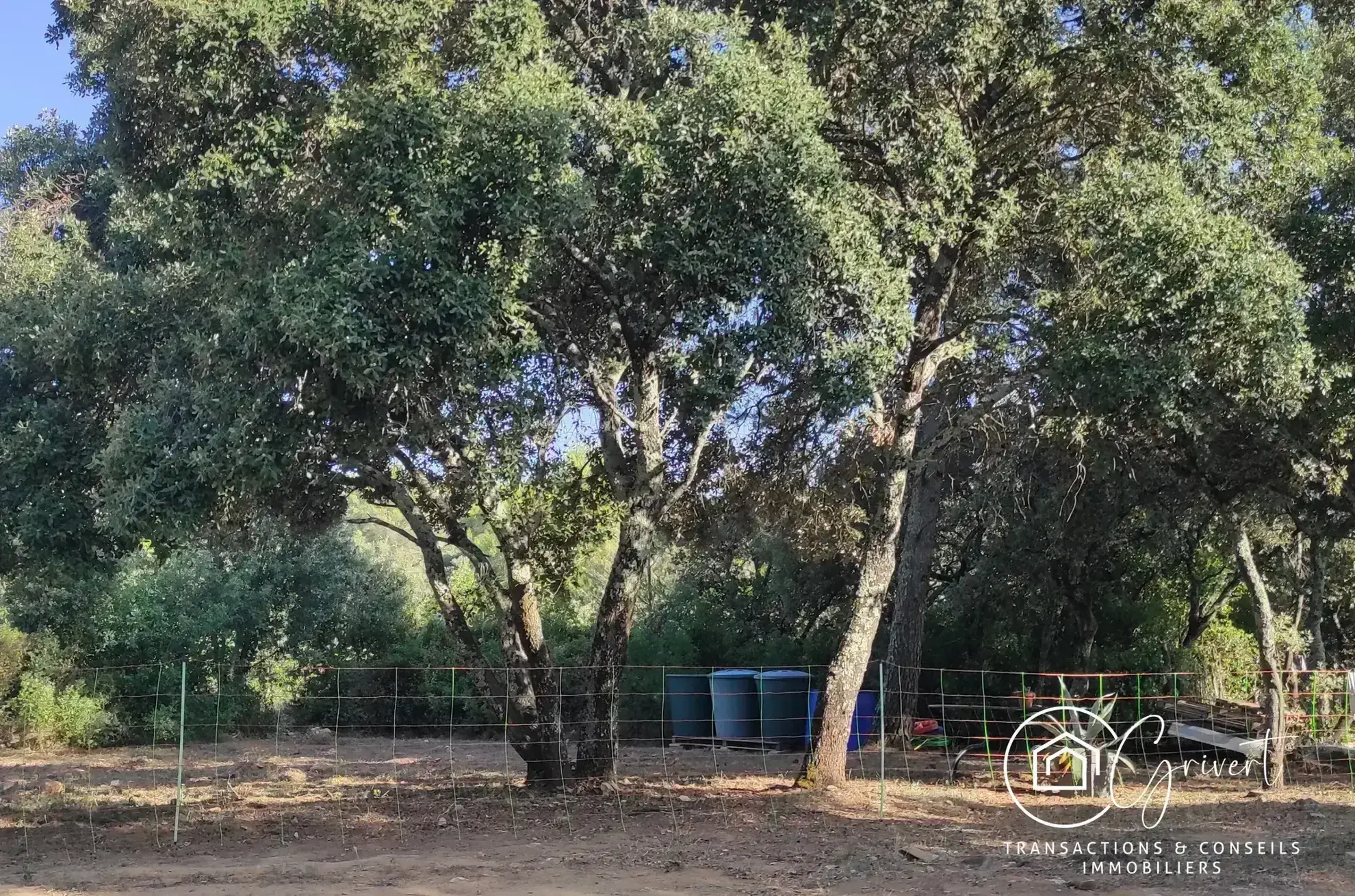 Terrain de loisirs en garrigue, gîte insolite à Milhaud 30540 