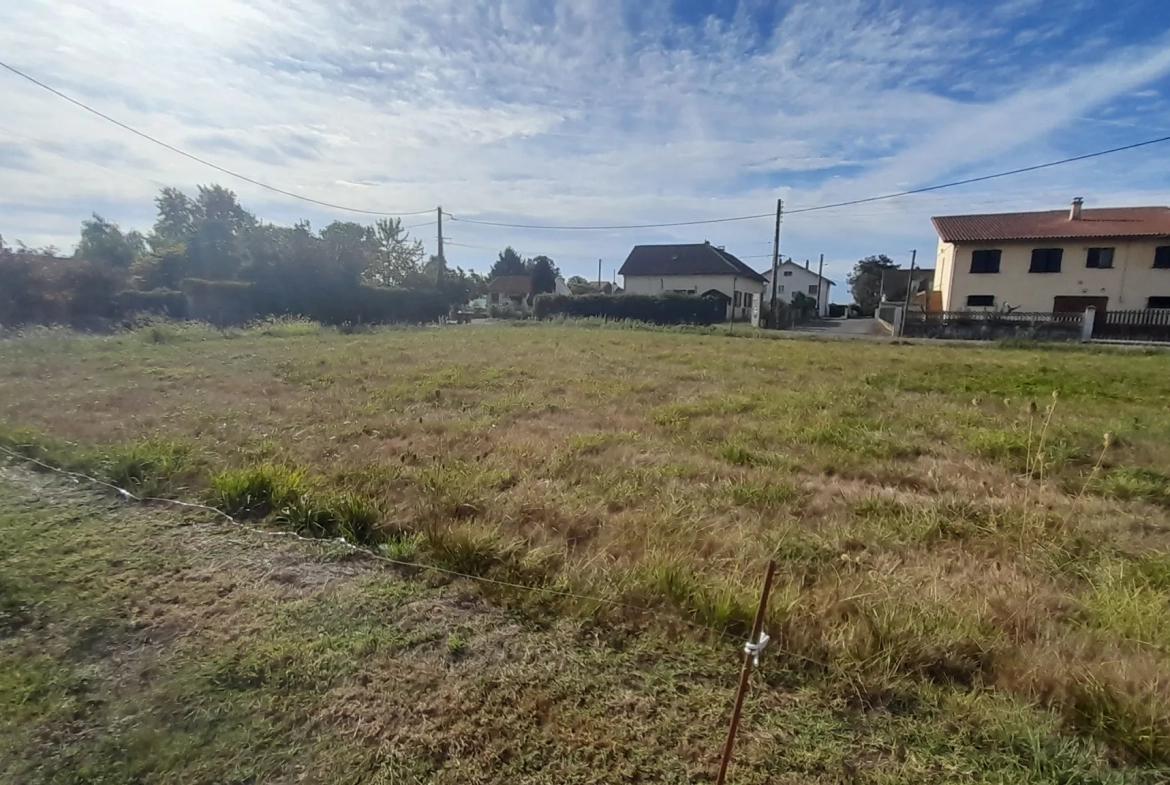 Terrain plat de 670 m2 avec vue Pyrénées à vendre à Andrest 