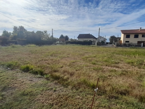Terrain plat de 670 m2 avec vue Pyrénées à vendre à Andrest 