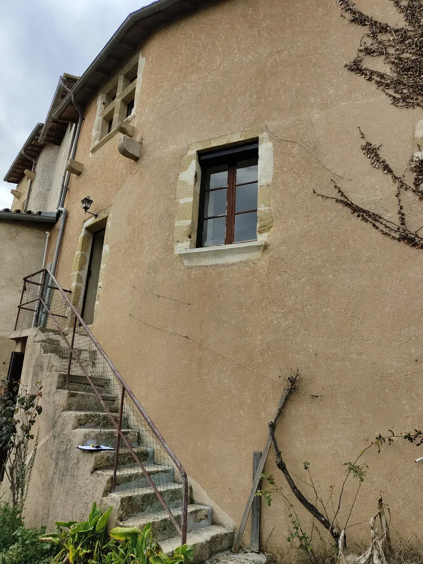 MAISON DE VILLAGE EN PIERRE 3 CHAMBRES JARDIN GARAGE 