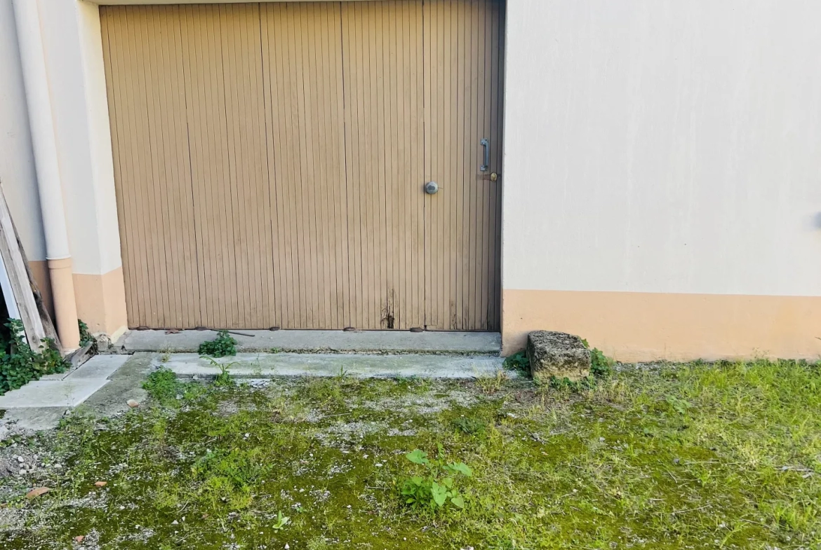 Garage avec remise à rénover de 85m2 à Lunel 