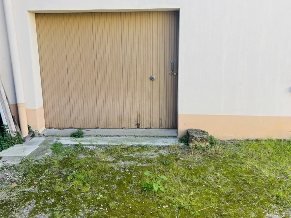 Garage avec remise à rénover de 85m2 à Lunel