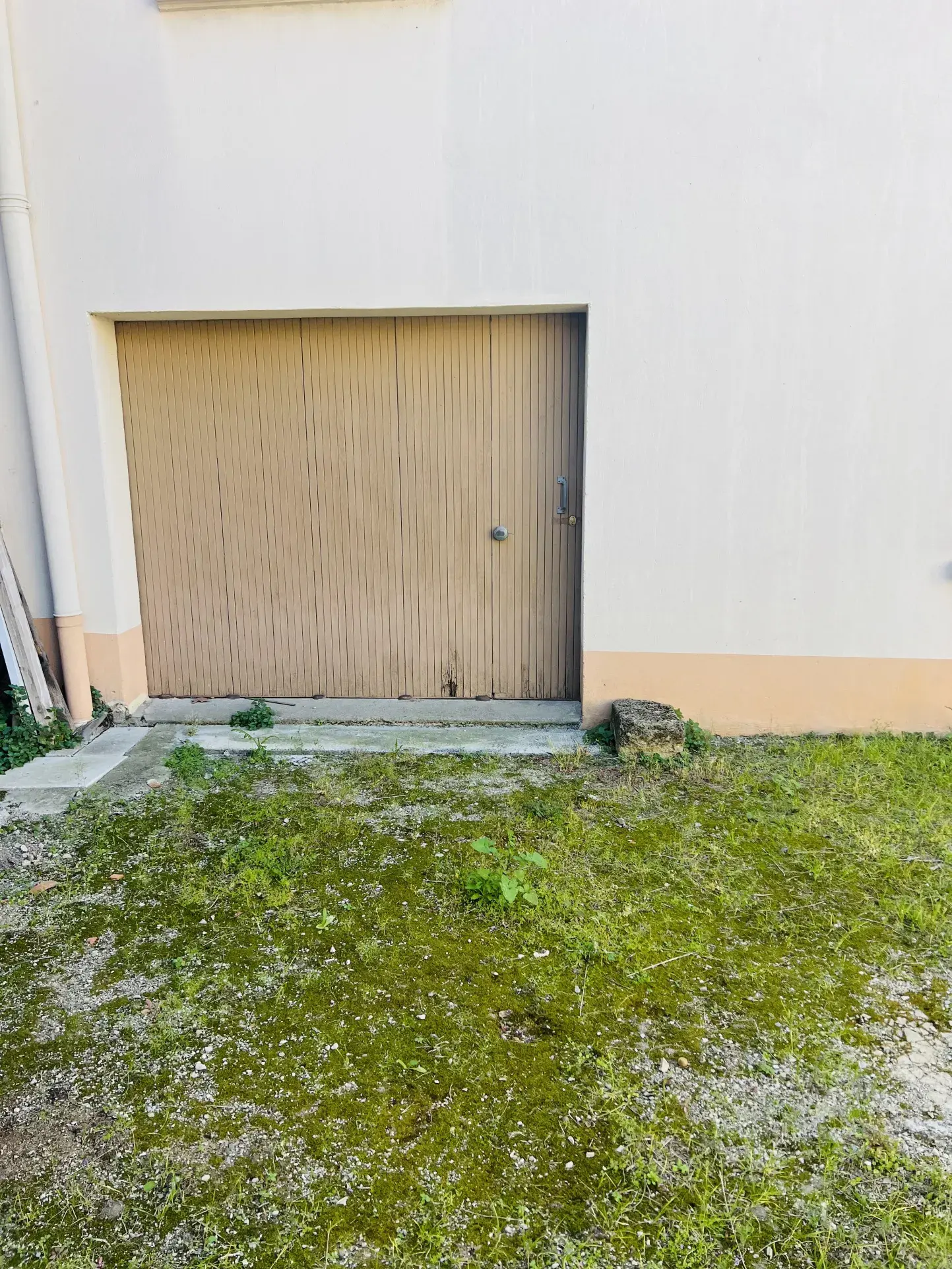 Garage avec remise à rénover de 85m2 à Lunel 