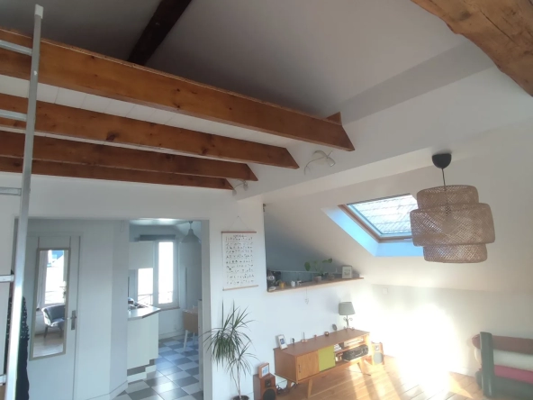 Appartement Dernier étage poutres apparentes 