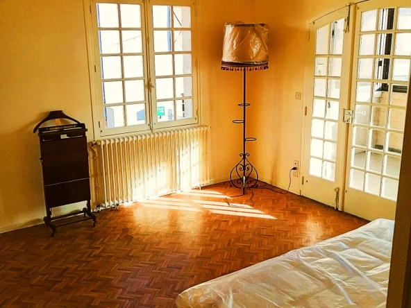 Grande maison avec 2 appartements et 1 local commercial à vendre à Aynac 