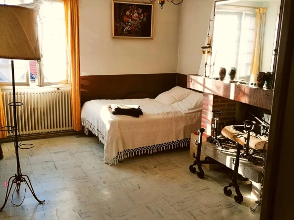 Grande maison avec 2 appartements et 1 local commercial à vendre à Aynac 