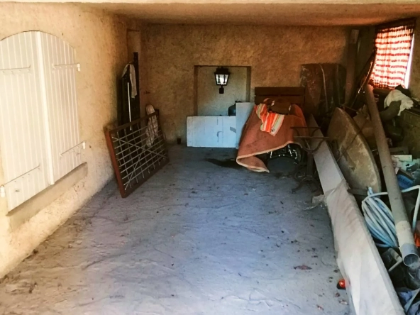 Grande maison avec 2 appartements et 1 local commercial à vendre à Aynac 