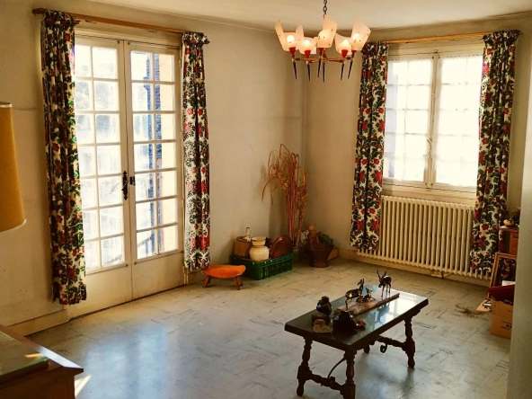 Grande maison avec 2 appartements et 1 local commercial à vendre à Aynac 