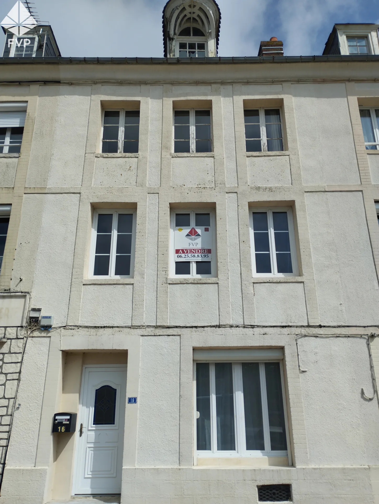 Maison de ville à SAINT-LAURENT-EN-CAUX avec dépendances 