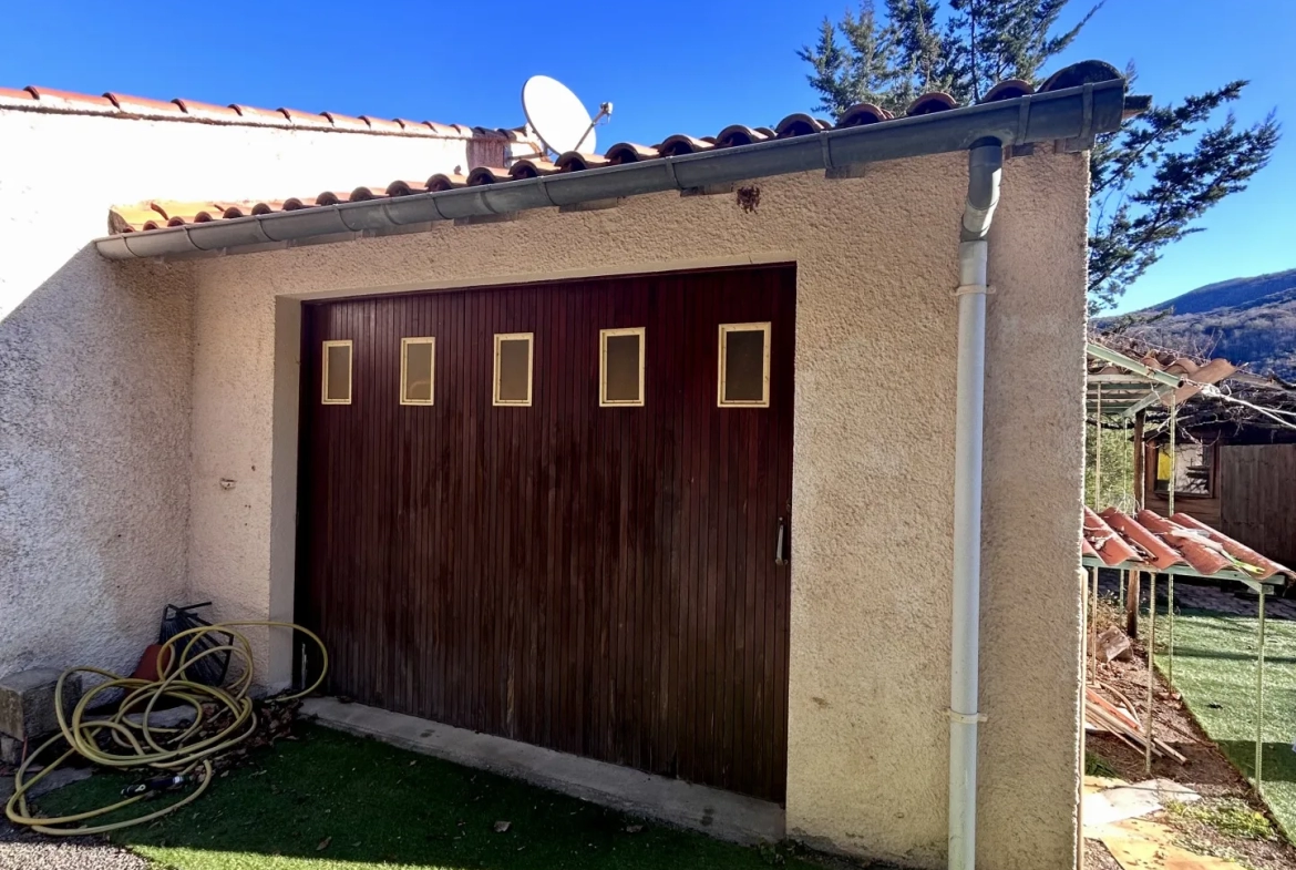Maison 4 faces de plain pied avec garage et jardin à Arles sur Tech 