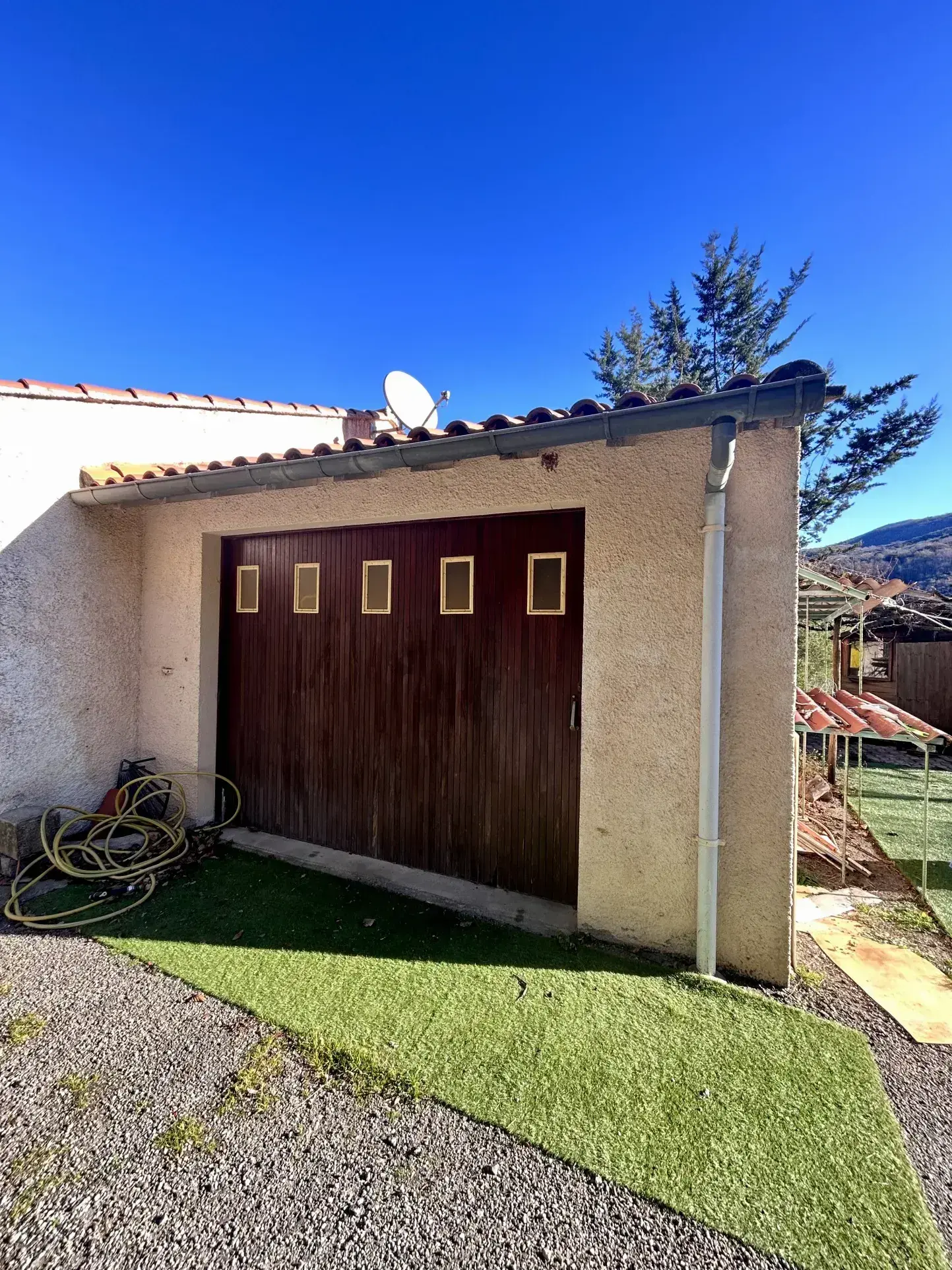 Maison 4 faces de plain pied avec garage et jardin à Arles sur Tech 