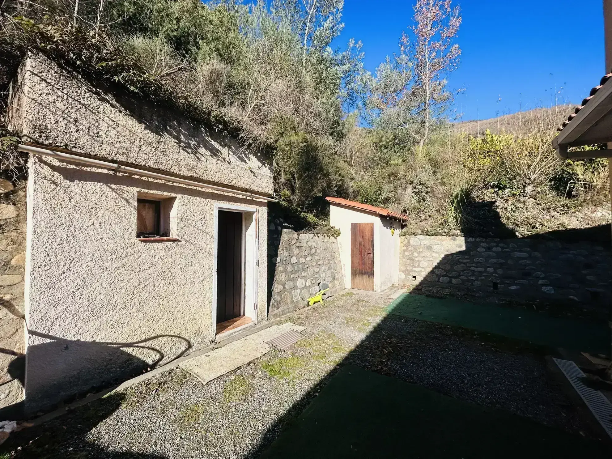 Maison 4 faces de plain pied avec garage et jardin à Arles sur Tech 
