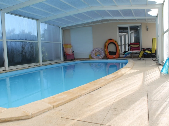 Tortezais - Grande longère spacieuse avec piscine couverte 