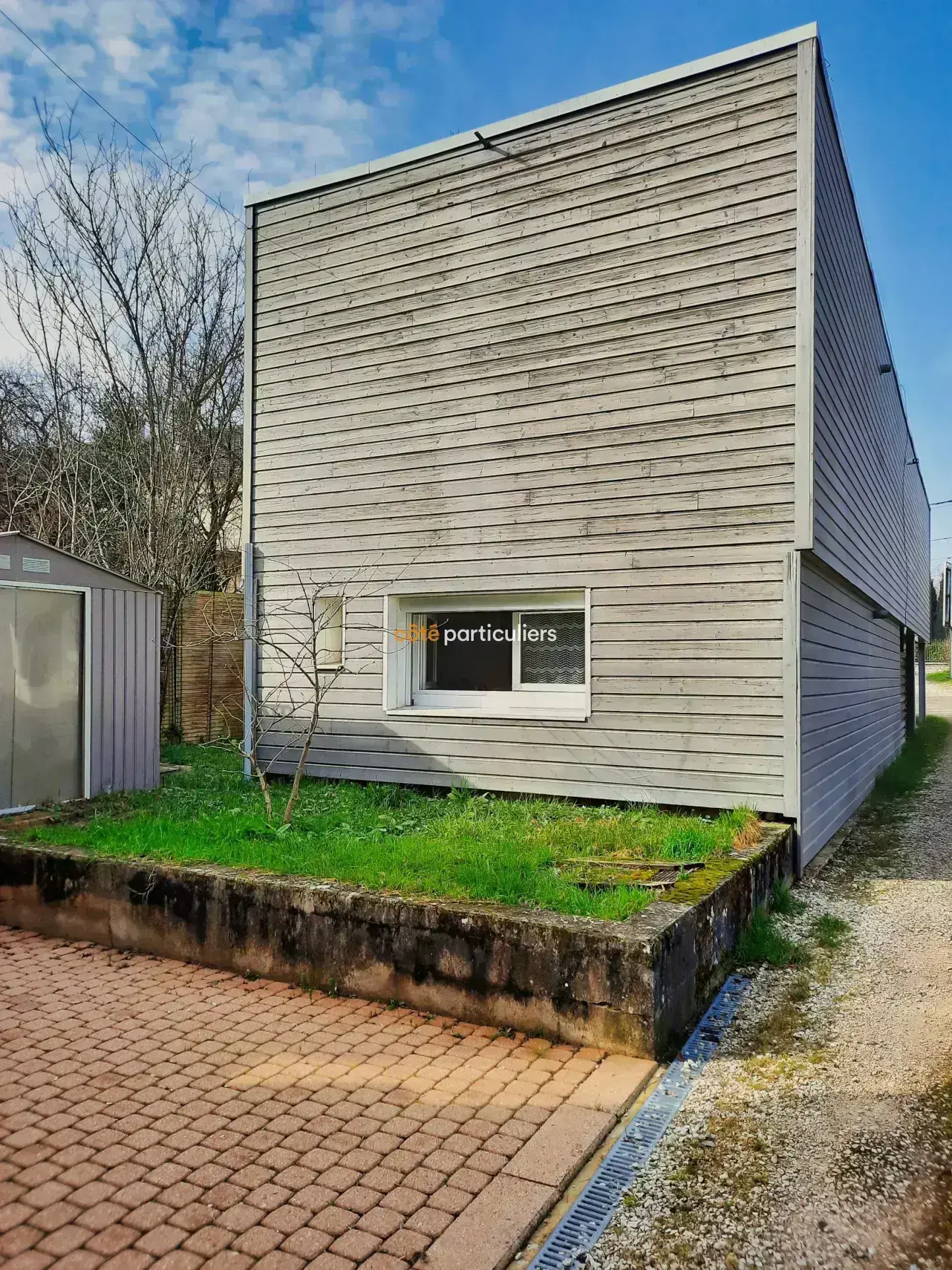 Immeuble avec Studio et Appartement Lumineux à Dole 