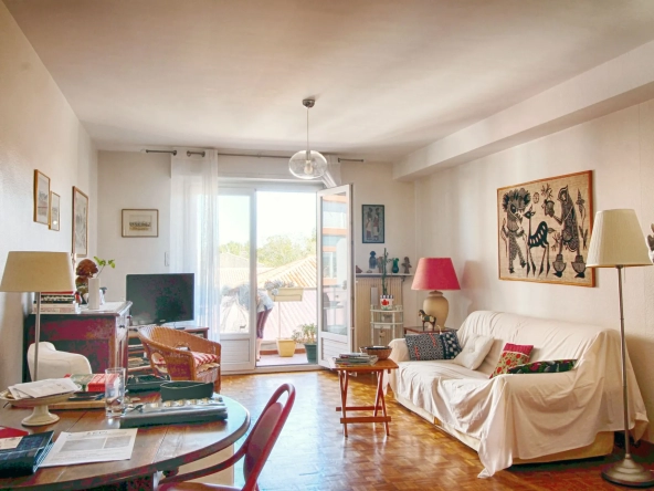 Appartement T3 avec balcon, ascenseur, garage et cellier à Carcassonne 