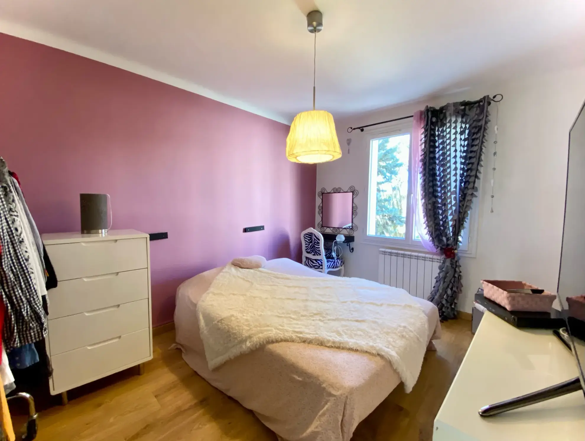 Appartement 1er étage : double séjour, 2 chambres, terrasse, cave et parking 
