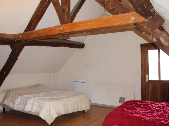 Maison avec 2 granges sur un terrain de plus d'un hectare avec plantation de 300 Charmes Truffier 