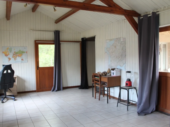 Maison avec 2 granges sur un terrain de plus d'un hectare avec plantation de 300 Charmes Truffier 