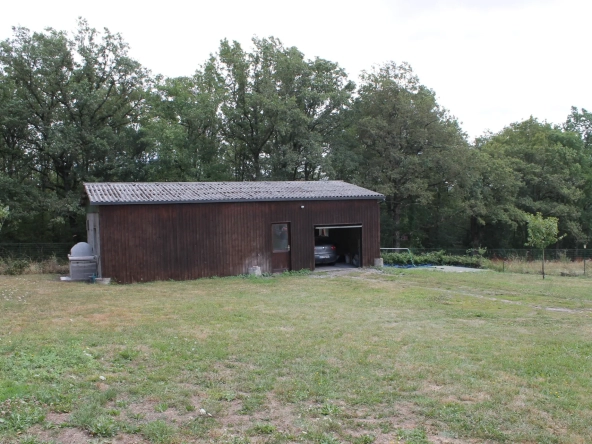 Maison avec 2 granges sur un terrain de plus d'un hectare avec plantation de 300 Charmes Truffier 