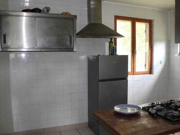 Maison avec 2 granges sur un terrain de plus d'un hectare avec plantation de 300 Charmes Truffier 
