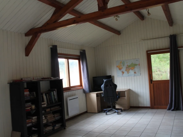 Maison avec 2 granges sur un terrain de plus d'un hectare avec plantation de 300 Charmes Truffier 