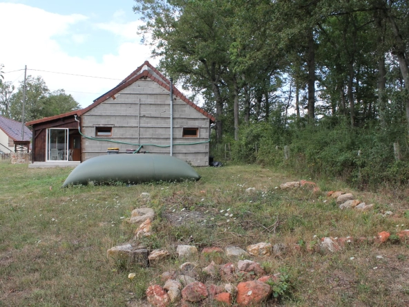 Maison avec 2 granges sur un terrain de plus d'un hectare avec plantation de 300 Charmes Truffier 