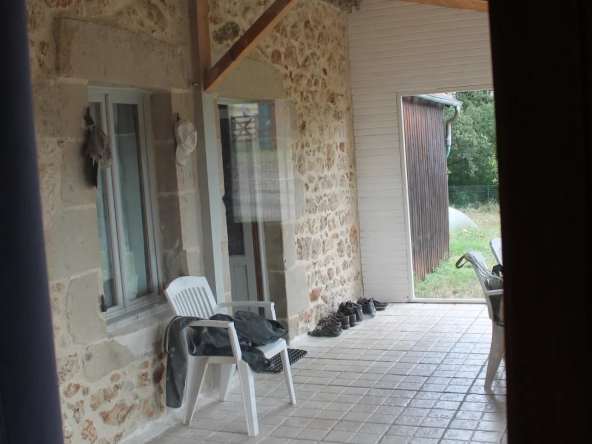 Maison avec 2 granges sur un terrain de plus d'un hectare avec plantation de 300 Charmes Truffier 