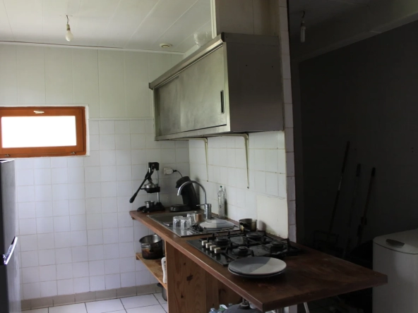 Maison avec 2 granges sur un terrain de plus d'un hectare avec plantation de 300 Charmes Truffier 
