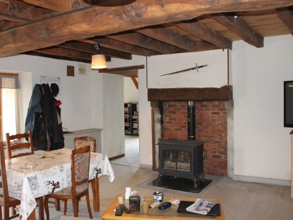 Maison avec 2 granges sur un terrain de plus d'un hectare avec plantation de 300 Charmes Truffier 