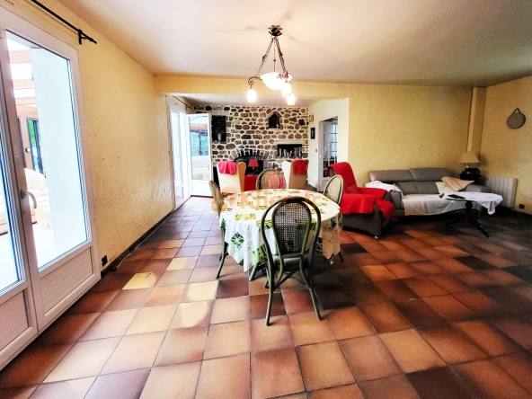 Maison avec sous-sol complet et chambre au rez-de-chaussée 