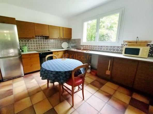 Maison avec sous-sol complet et chambre au rez-de-chaussée 