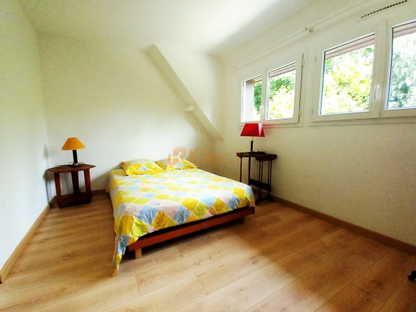 Maison avec sous-sol complet et chambre au rez-de-chaussée 