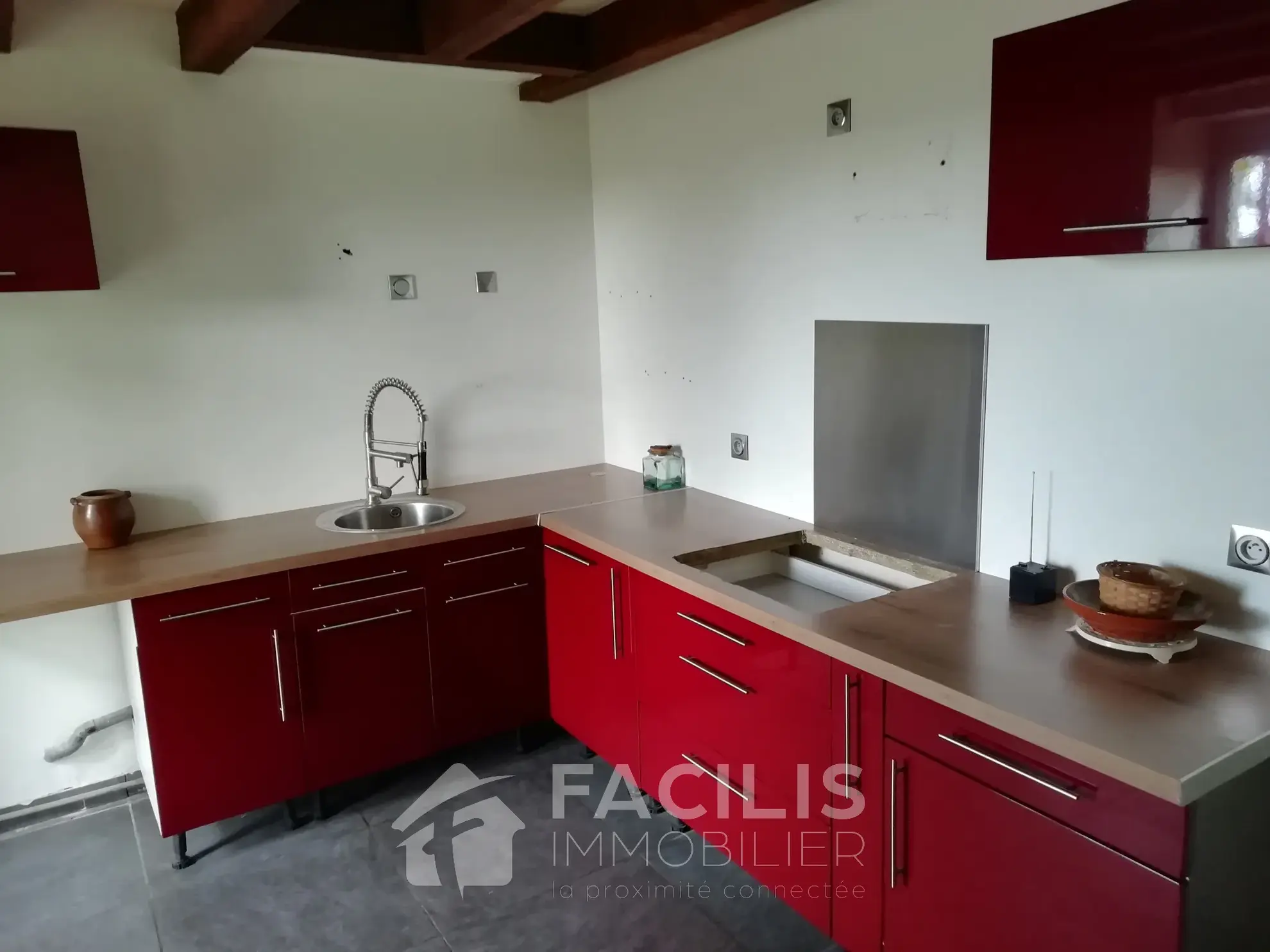 Fermette rénovée type F5 avec garage. Bien planquée dans la campagne! 