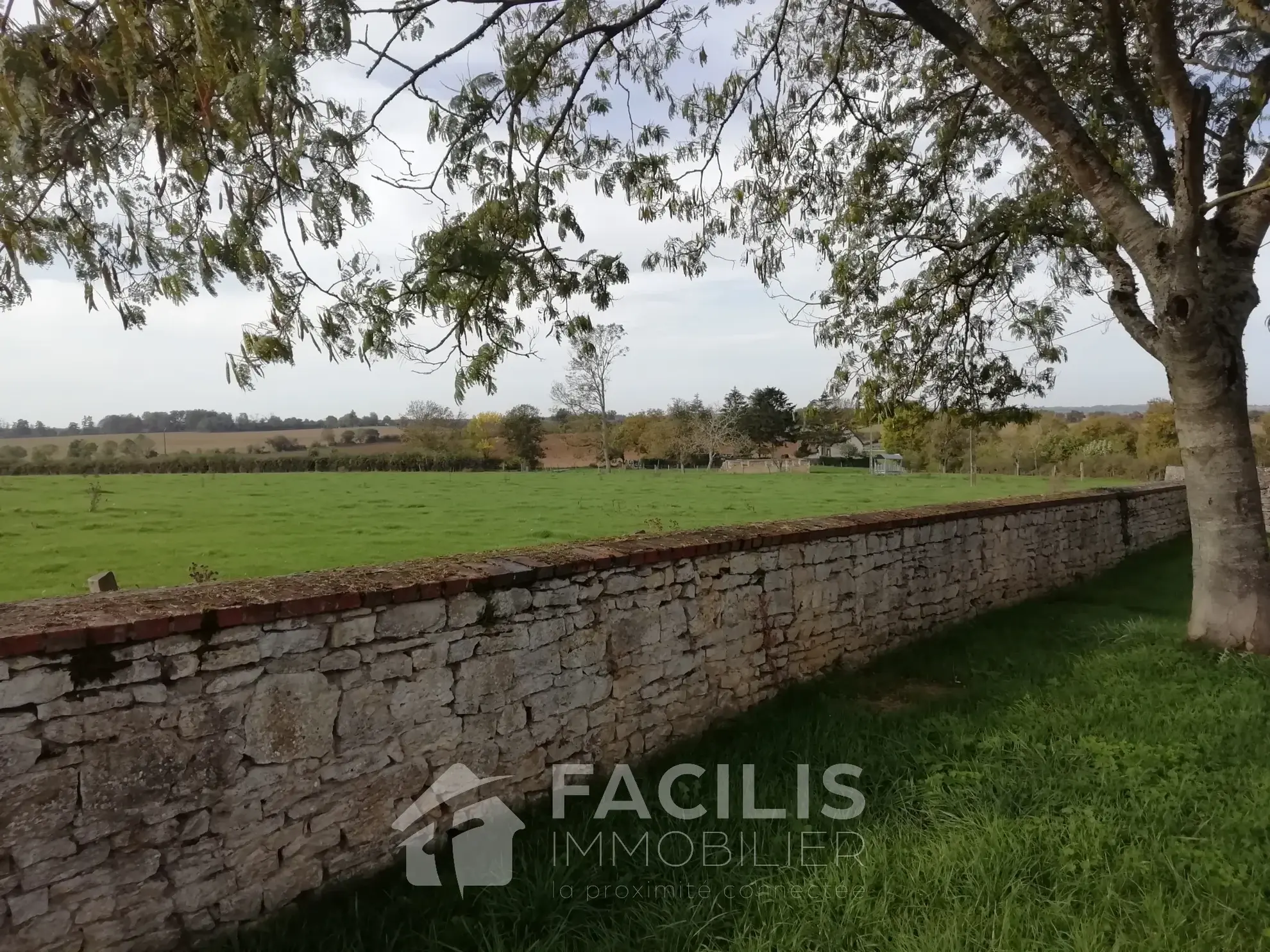 Fermette rénovée type F5 avec garage. Bien planquée dans la campagne! 