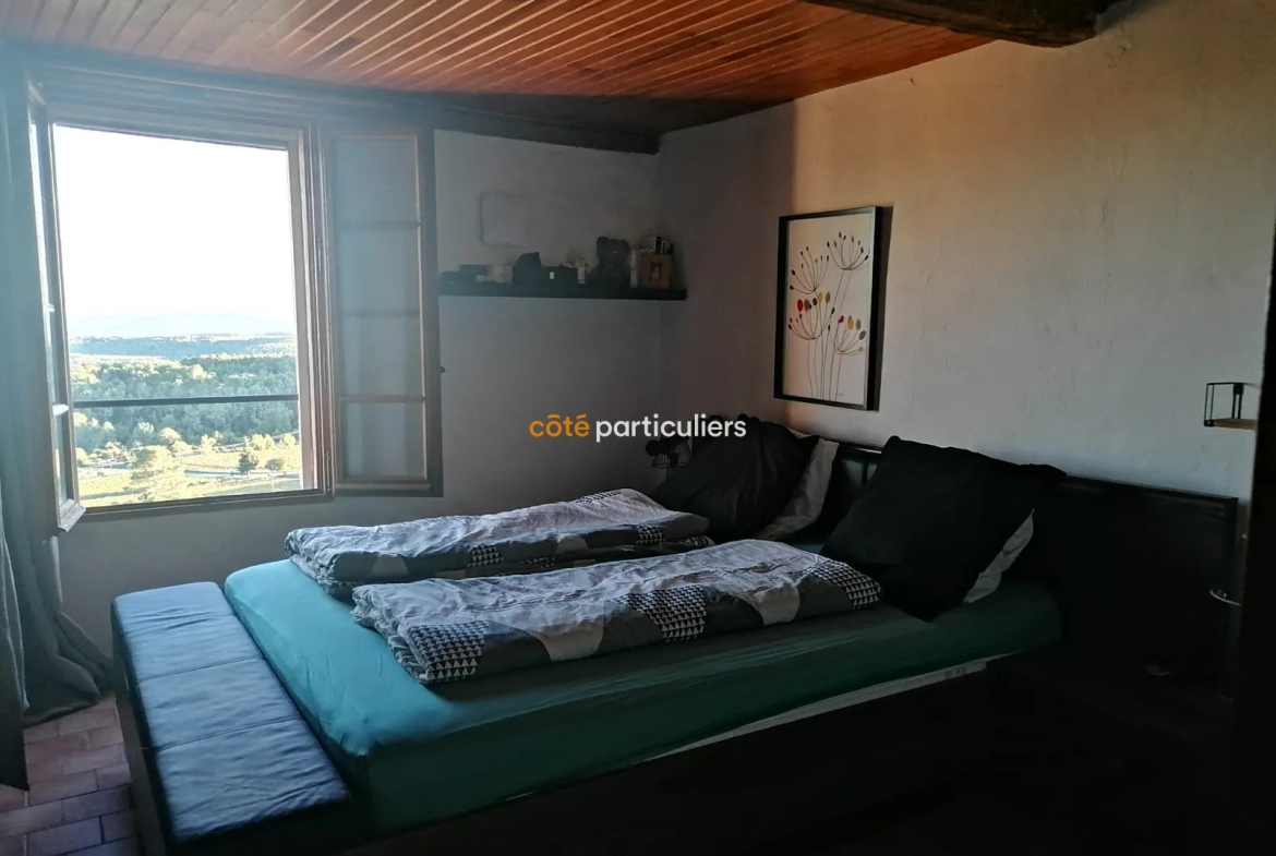 Maison de village à Callas avec vue mer 