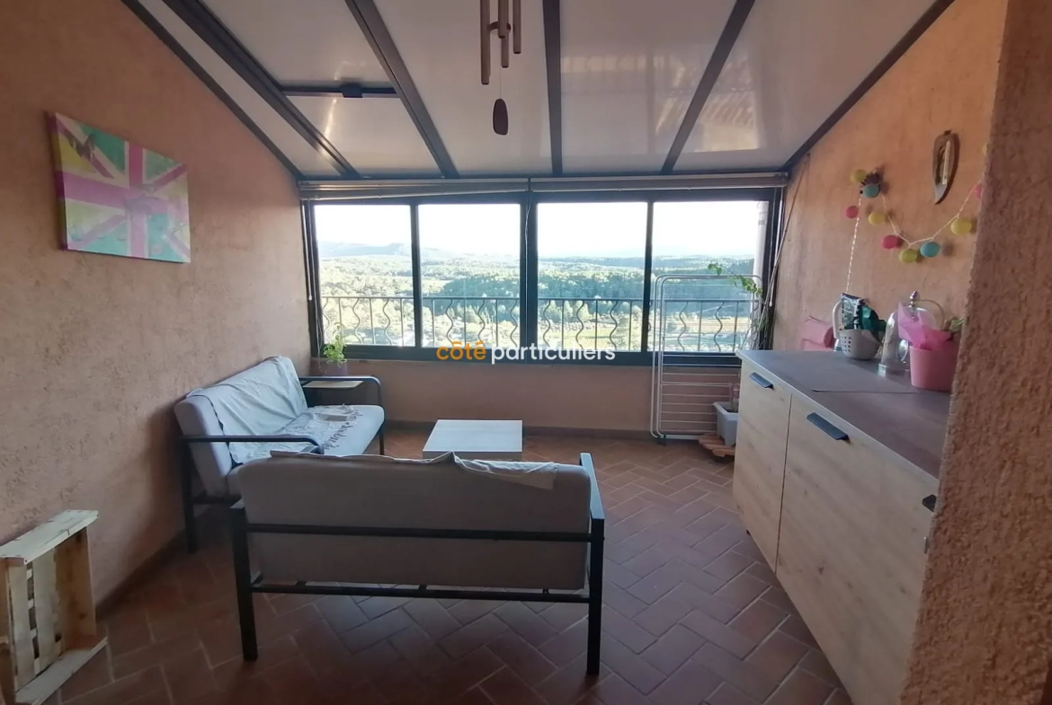 Maison de village à Callas avec vue mer 
